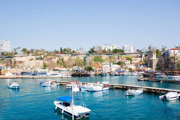 Antalya, Türkiye - 14 Mart 2020: Antalya limanında tekneler