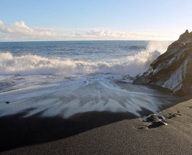 Schwarzer Sandstrand auf Madeira