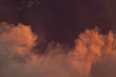 Akşam gökyüzündeki kırmızı bulutlar güneş ışığıyla vuruldu, yaz gökyüzü.