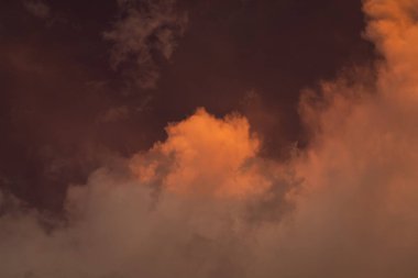 Akşam gökyüzündeki kırmızı bulutlar güneş ışığıyla vuruldu, yaz gökyüzü, yumuşak odak.