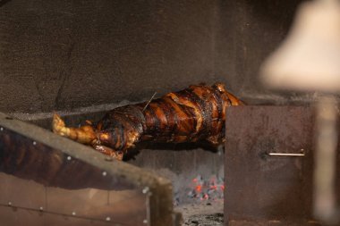 Koca bir domuz eti. - Et. Yiyecek..