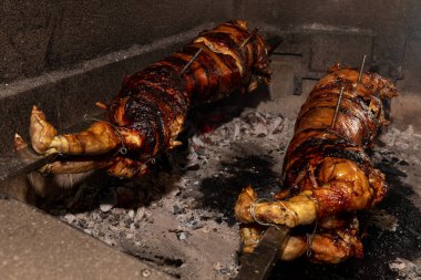 Koca bir domuz eti. - Et. Yiyecek..