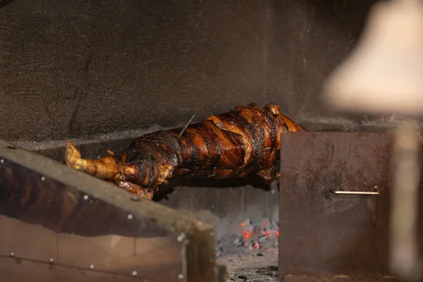 Koca bir domuz eti. - Et. Yiyecek..