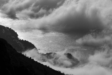 Dağlarda gizemli sisli bir gün