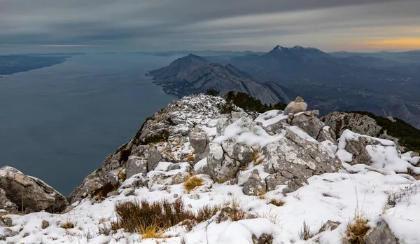 Dağda karlı rüzgarlı bir gün