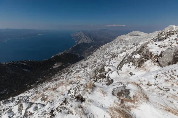 Dağda karlı rüzgarlı bir gün