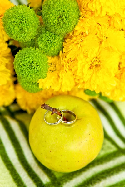 çiçekler, yeşil elma, yüzük