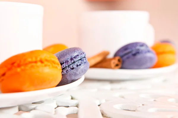 çay bardağı ile mor ve turuncu macaroons