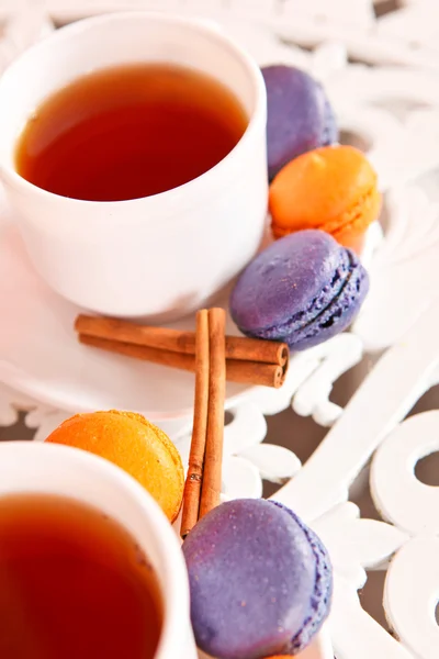 mor ve turuncu macaroons ve canella çay bardağı