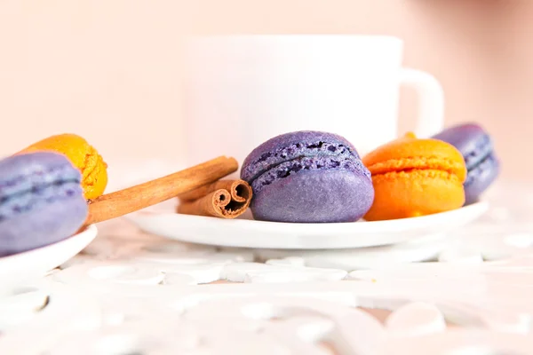 mor ve turuncu macaroons ve canella çay bardağı
