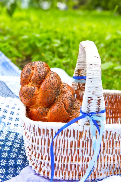 hombre usando tableta digital en una barca