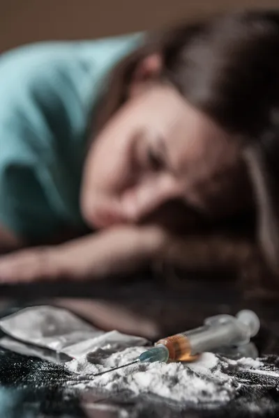 Woman and heroin — Stock Photo, Image