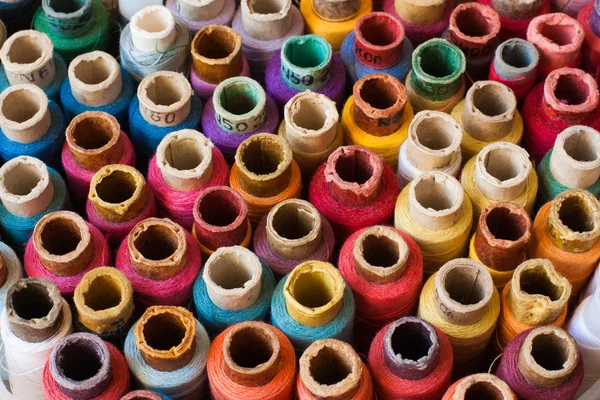 Carretes de colores de los hilos de fondo - Una serie de TAILOR imágenes relacionadas . —  Fotos de Stock