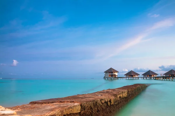 Paisaje marino tropical. bungalow sobre el agua, Islas Maldivas — Foto de Stock