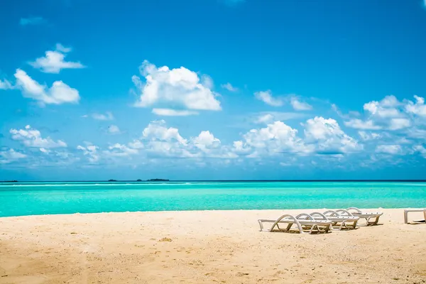 Vackra tropiska stranden med kaminen bänkar, Maldiverna — Stockfoto