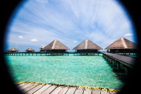 Over water bungalows met stappen in verbazingwekkend groene lagune — Stockfoto