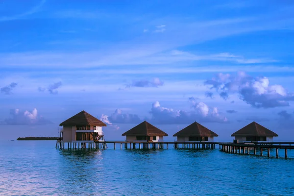 Over water bungalows met stappen in verbazingwekkend groene lagune — Stockfoto