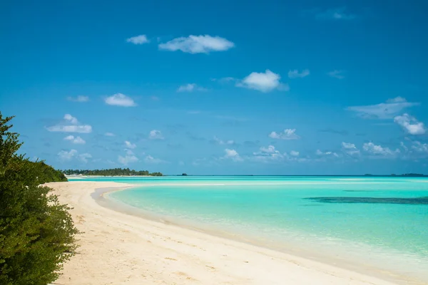 美丽的热带风光、 蓝色的水和白色的沙滩 — 图库照片