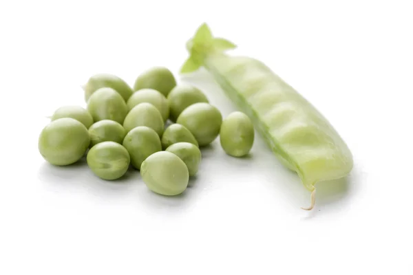 Pisello maturo vegetale con foglia verde isolata su sfondo bianco — Foto Stock