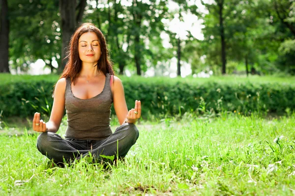 Yoga kvinnan på grön park — Stockfoto