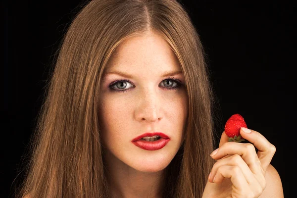 Junge Dame isst eine Erdbeere — Stockfoto