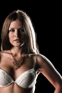 Beyaz iç çamaşırlı güzel kadın.