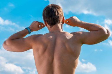 gökyüzüne karşı kaldırdı elleriyle kazanılan kişi. arka taraftan göster