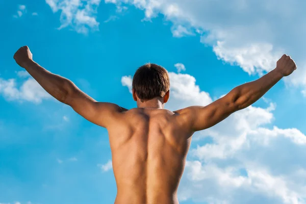 Den vann personen med upp händerna mot himlen. Visa från en back — Stockfoto