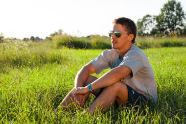 yakışıklı adam parkta. komik çekim