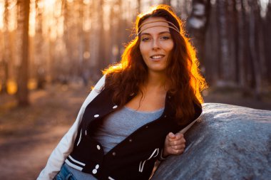 parkta genç Kızıl saçlı kadın