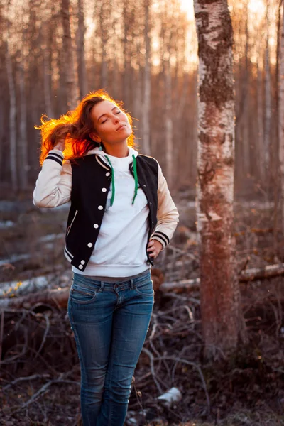 Jeune rousse femme dans le parc — Photo