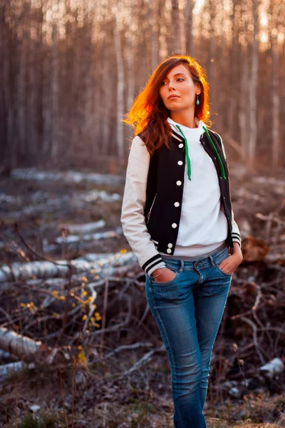 Jonge redhead vrouw in het park — Stockfoto