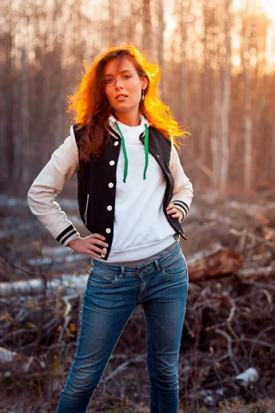 Jeune rousse femme dans le parc — Photo