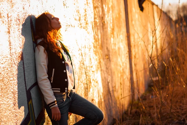 Jeune rousse femme dans le parc — Photo