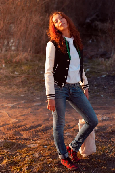 Jeune rousse femme dans le parc — Photo