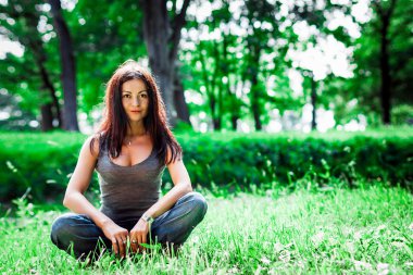 Genç Kız parkta yoga yaparken