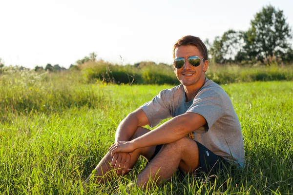 Um homem bonito no parque. Tiro engraçado — Fotografia de Stock