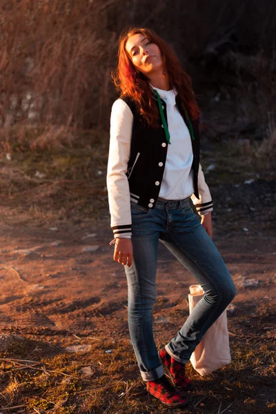 Jeune rousse femme dans le parc — Photo