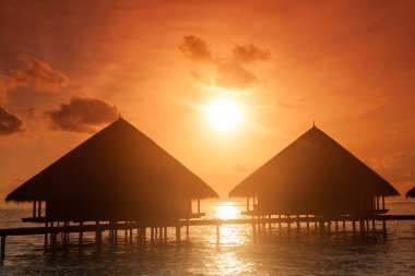 gün batımı villa ayakta bizim denize