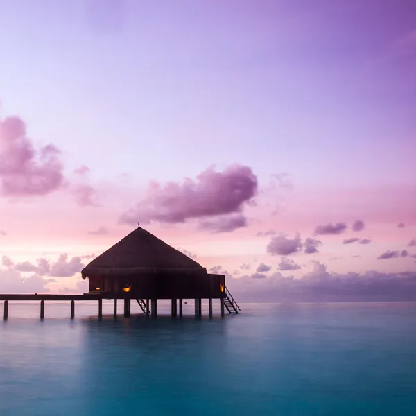 Bungalows sobre el agua con escalones hacia la increíble laguna verde —  Fotos de Stock