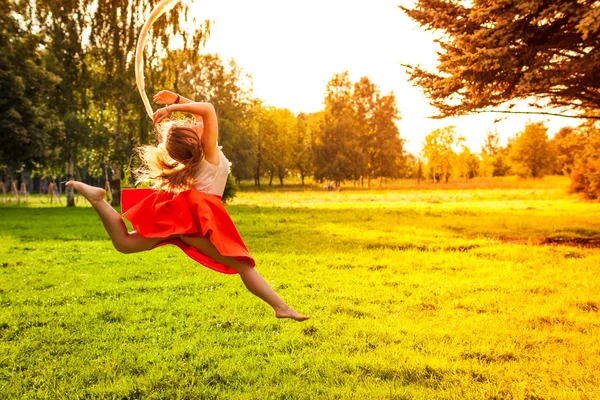 Portret van jonge mooie vrouw in park — Stockfoto