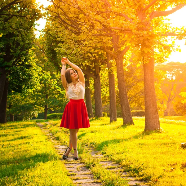 公園で赤いスカートの若い女の子の肖像画 — ストック写真