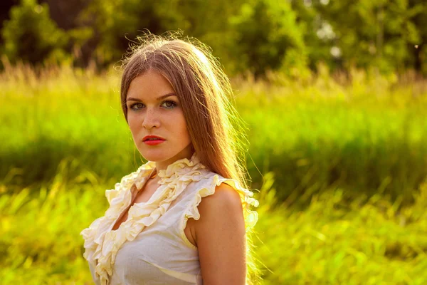 Portret van jonge mooie vrouw in park — Stockfoto
