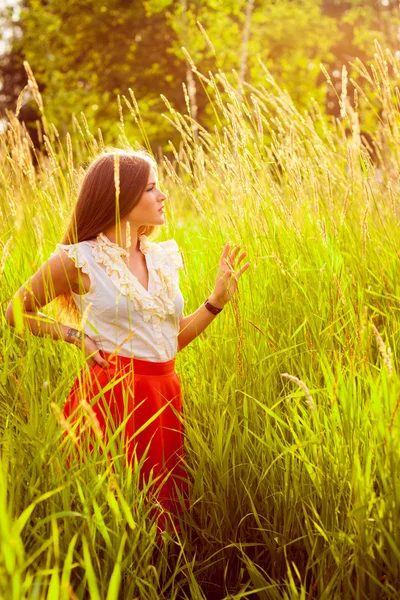 Park içinde kırmızı etekli genç kız portresi — Stok fotoğraf