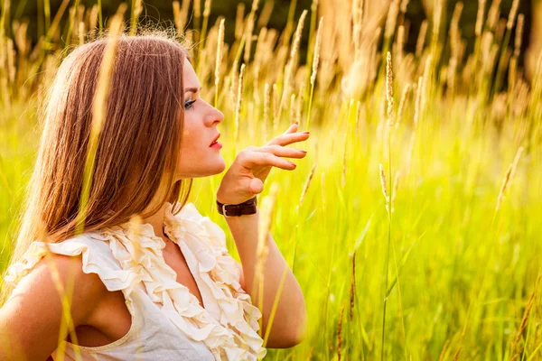 Porträt einer jungen schönen Frau im Park — Stockfoto