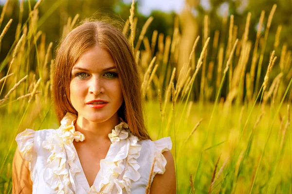 Portrait of young beautiful woman in park — Stock Photo, Image