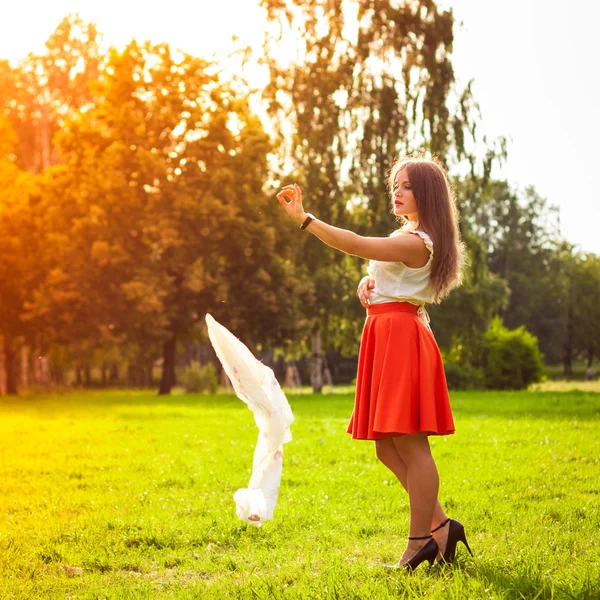 Портрет молодой девушки в красной юбке в парке — стоковое фото