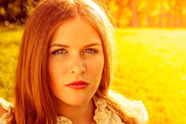 Portret van jonge mooie vrouw in park — Stockfoto