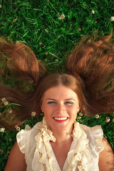 Retrato de jovem mulher bonita no parque — Fotografia de Stock