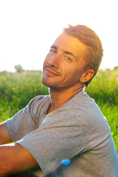 Un hombre guapo en el parque. Divertido tiro — Foto de Stock